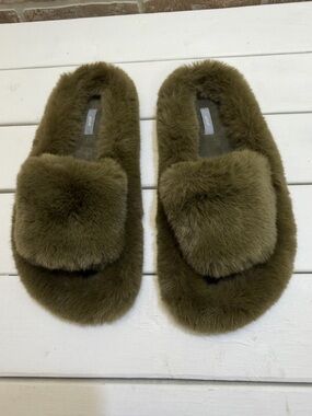 Aerie Faux Fur Slippers Size 8 Olive Green Cozy Plush Slides